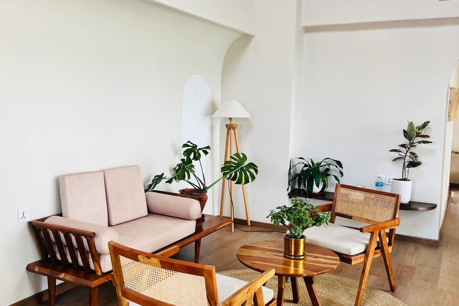 Sitting room with rattan chairs
