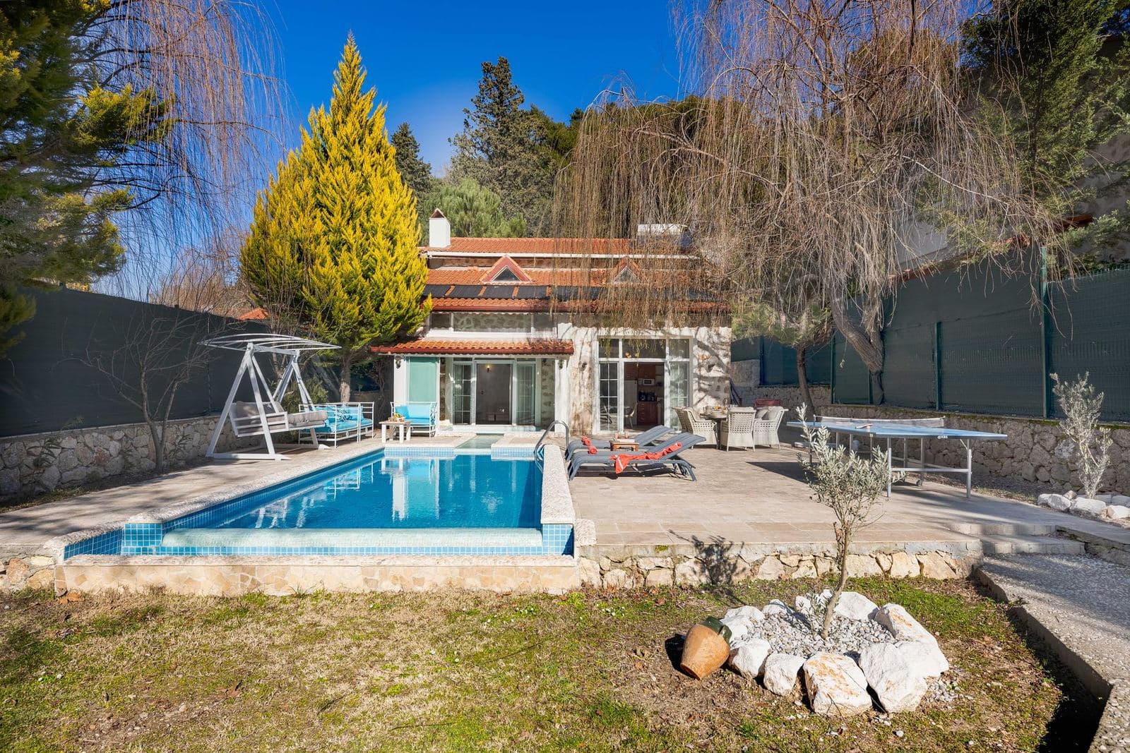 Estate villa with pool in the garden
